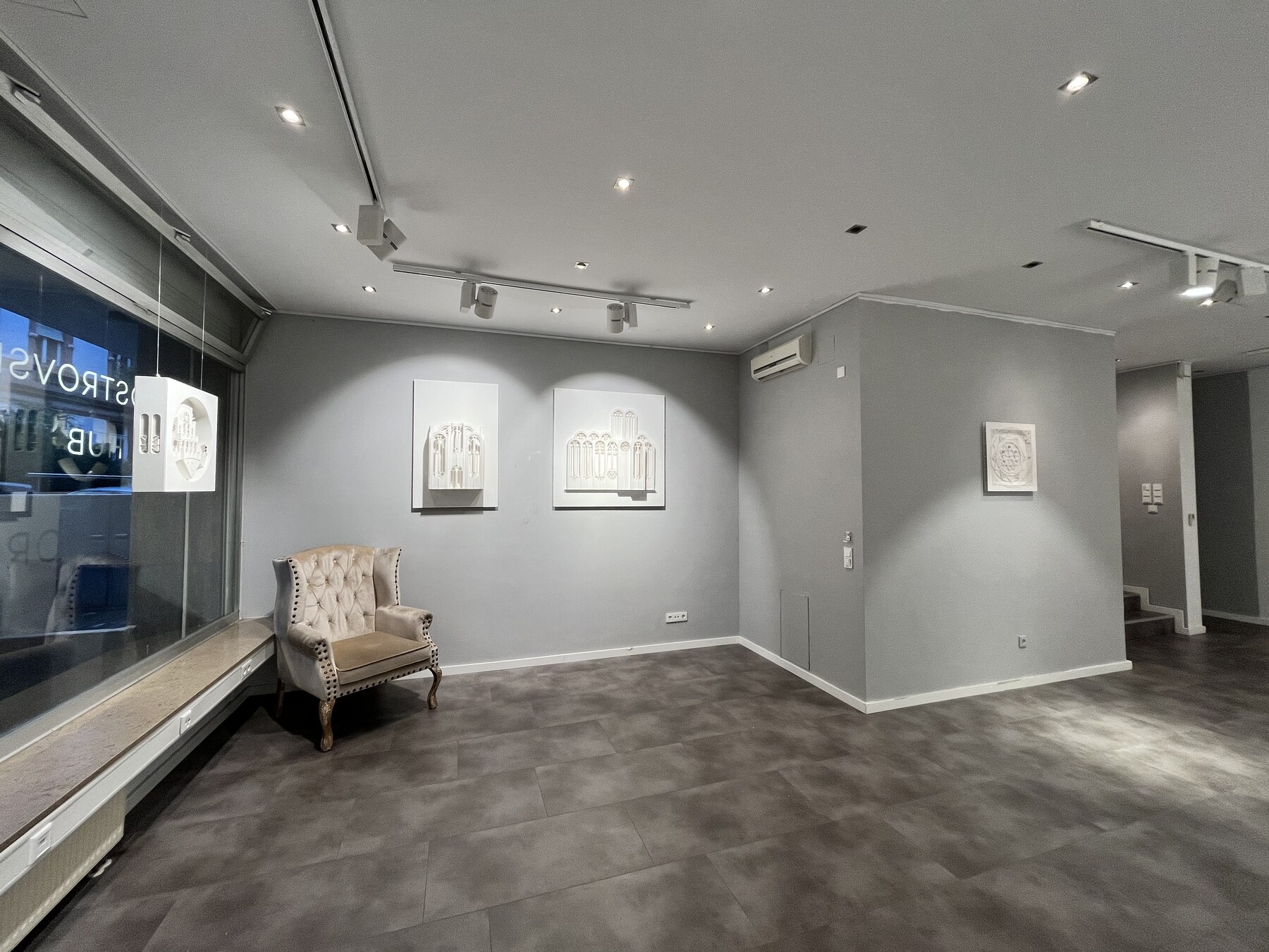 ARTGEP-Reliefs im Ausstellungsraum der Art Hub Gallery