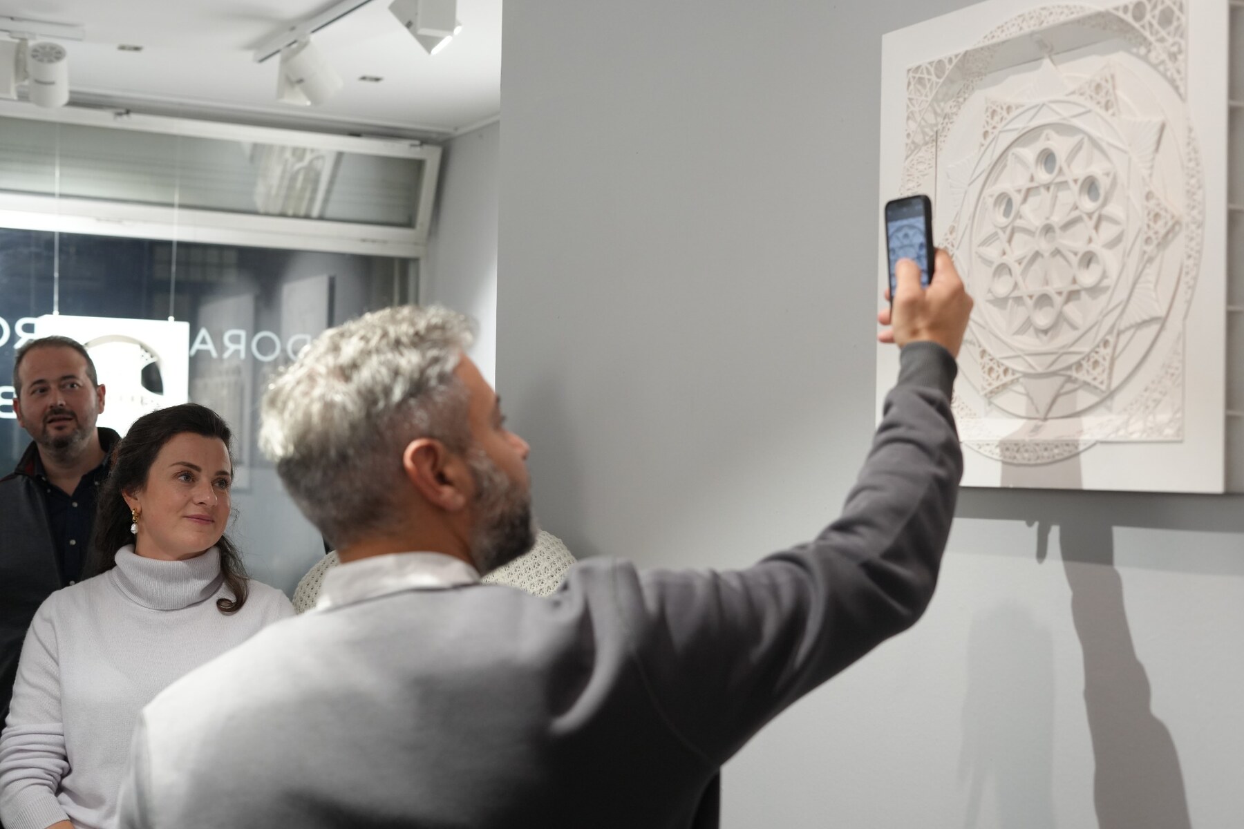 Besucher vor dem Werk Mond-Yantra