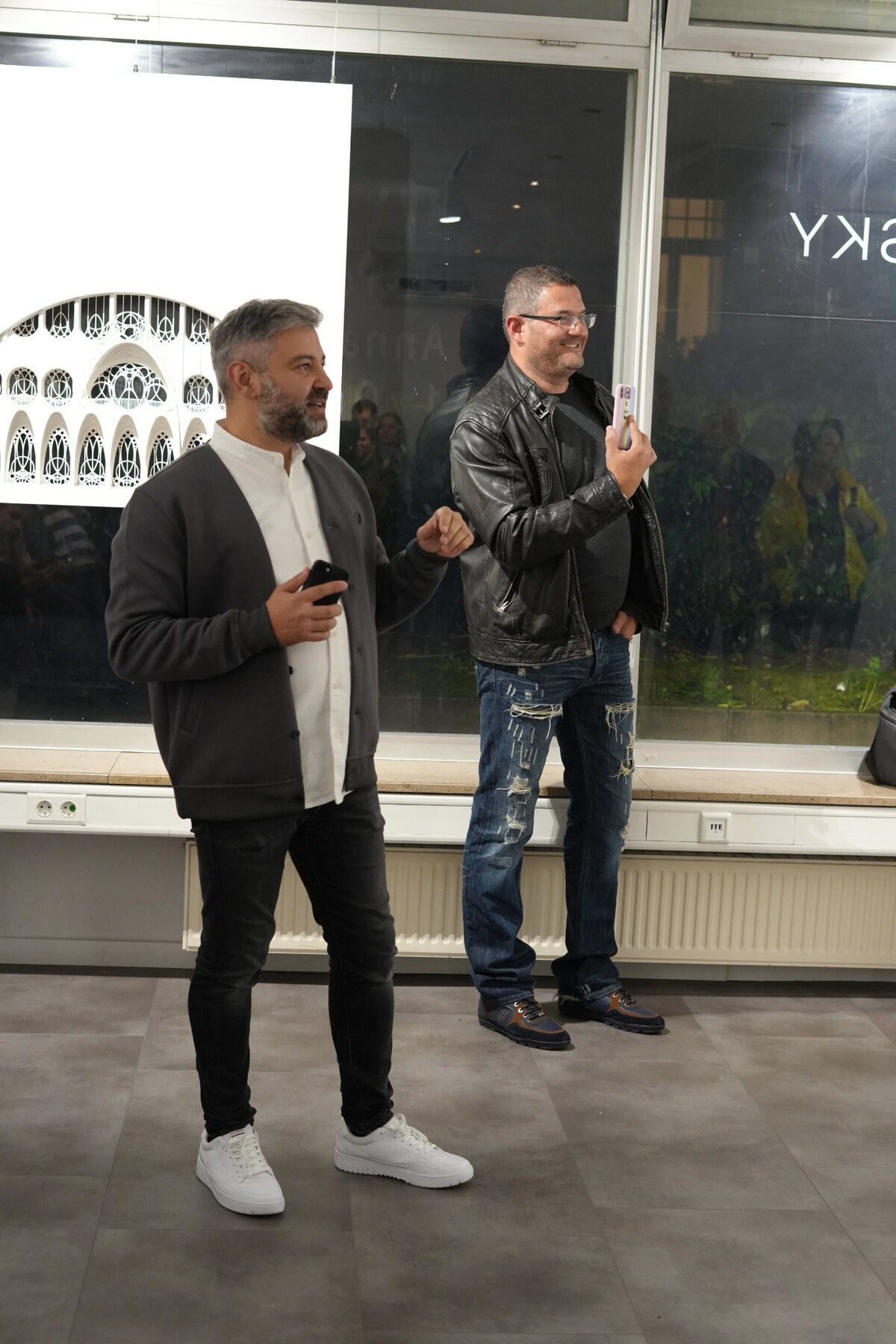 Ewgenij Gepper spricht zu den Gästen der Ausstellung
