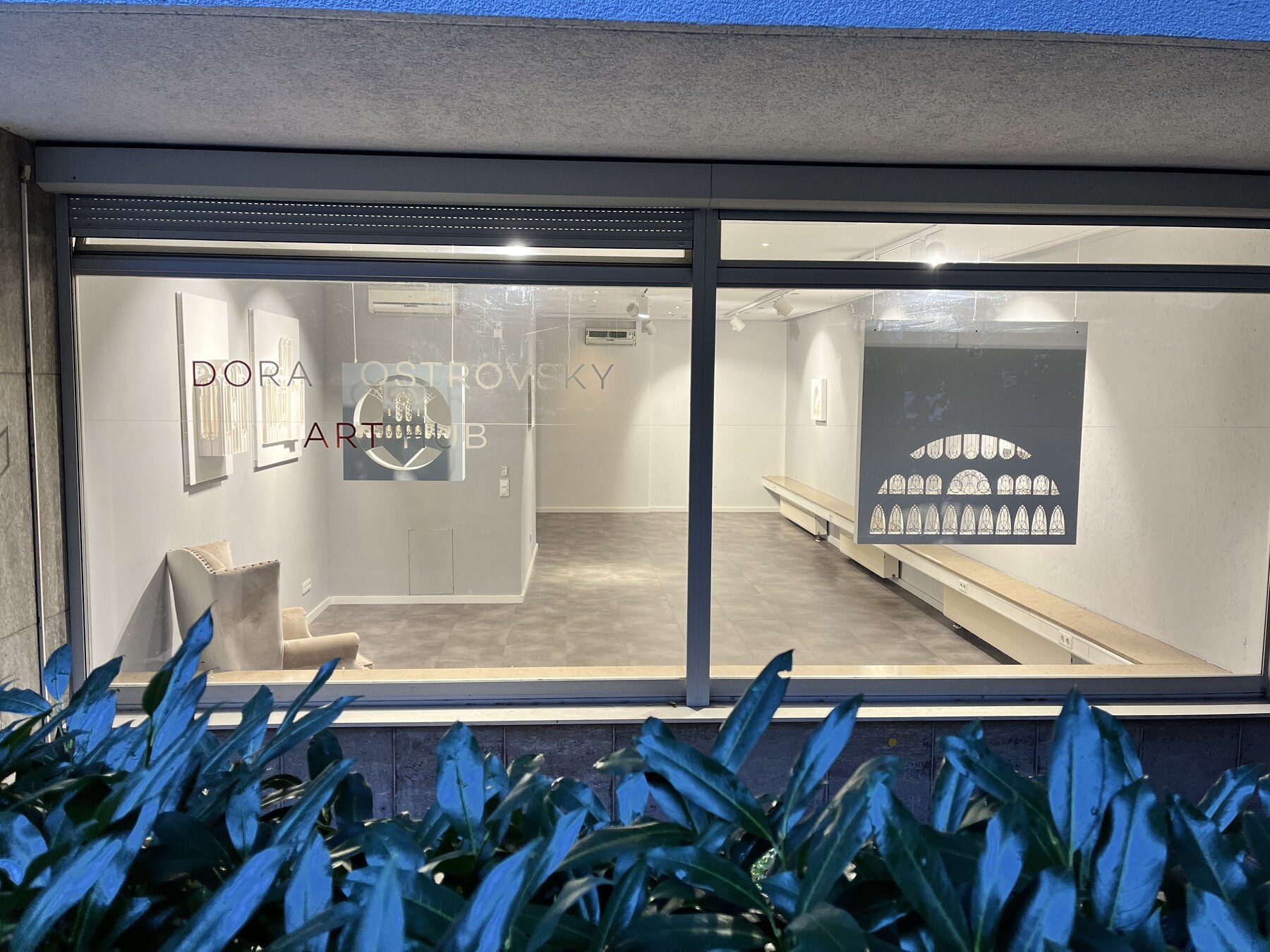 Blick in die beleuchtete Schaufensterinstallation der Art Hub Gallery