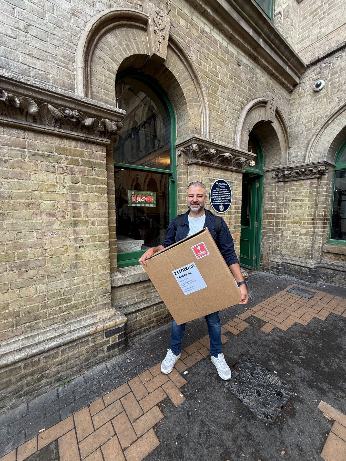 Ewgenij Gepper mit dem verpackten Werk vor der Peckham Rye Station