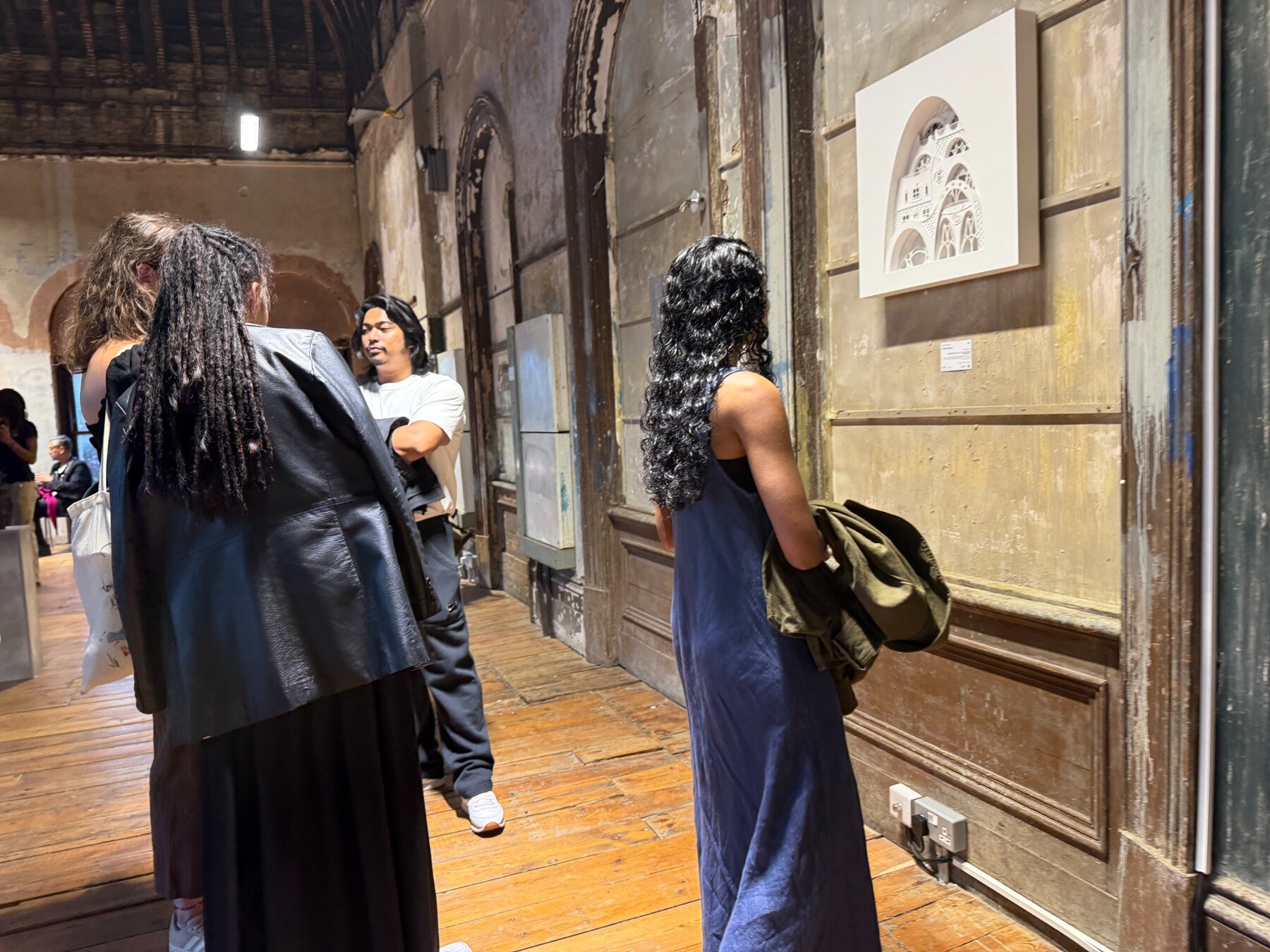 Blick durch den historischen Ausstellungsraum in London